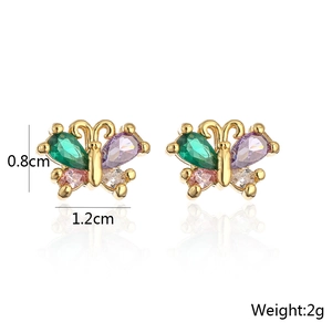 Detailansicht der 18K vergoldeten Schmetterlingsstecker mit Zirkonia in 1,2 cm Breite