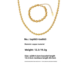 Dettaglio del set collana e bracciale con perline dorate da 6mm e specifiche taglie