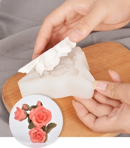Vista dettagliata dello stampo in silicone flessibile per creare rose in gesso fatte a mano