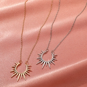 Choker vintage en métal avec pendentif soleil en or et argent sur soie rose