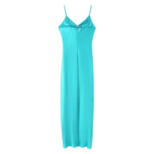 Élégante robe nuisette en satin bleu pour femme, coupe ajustée et finition satinée lisse