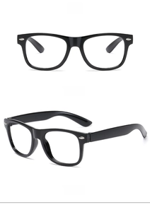 Vue de face et de profil de lunettes classiques à monture noire avec rivets pour enfants