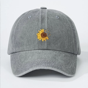 Berretto da baseball in denim lavato con ricamo di girasole e farfalle in stile vintage