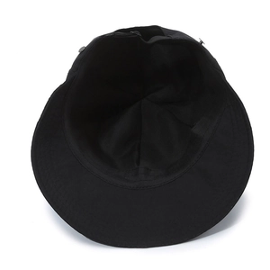 Vue intérieure du chapeau de soleil noir avec détails de couture et boucle métallique