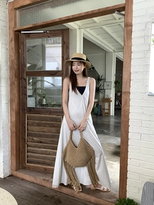 Dettaglio borsa di paglia intrecciata a mano stile boho, accessorio per vacanza al mare.