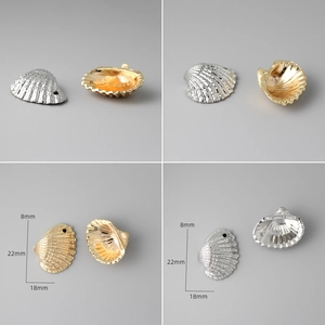 Detailed view of 18k gold and silver shell pendants with dimensions 22x18x8mm