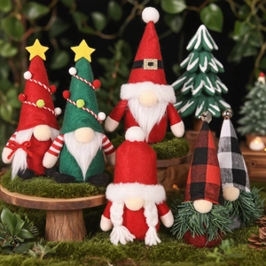 Charmants gnomes de Noël avec chapeaux à carreaux et barbes de pin pour décor de fête