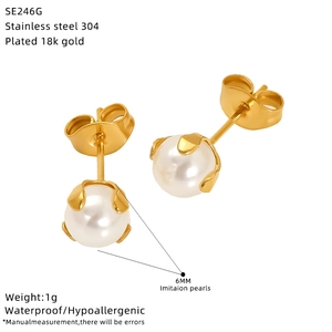 Détail de boucles d'oreilles perles 6mm sur tiges en acier inoxydable doré 18k