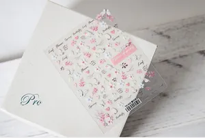 Détail d'autocollants 5D pour ongles avec fleurs roses et motifs de papillons