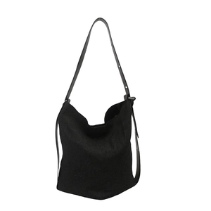 Minimalistische schwarze Hobo-Tasche aus Canvas mit verstellbarem Riemen und viel Platz