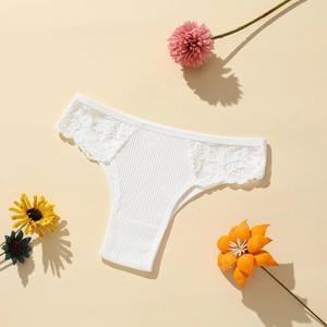 Détail de culotte en coton blanc avec coutures en dentelle et texture maille côtelée