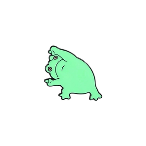Détail d'un pin's grenouille rigolo en émail vert avec un geste impertinent