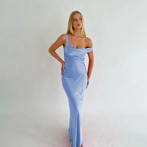 Détail de la robe en satin bleu clair montrant l'encolure asymétrique et la texture du tissu
