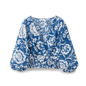 Dettaglio del top floreale blu con scollo a V, vita elastica e consistenza del tessuto