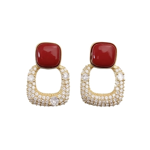 Boucles d'oreilles vintage avec pierre rouge carrée et zircons blancs plaqués or 18 carats