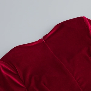Détail de la fermeture éclair invisible sur l'encolure dos d'une robe en velours bordeaux