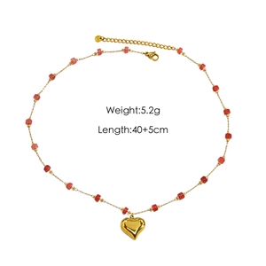 Elegante collana in acciaio inossidabile placcato oro 14K con perle rosse e cuore
