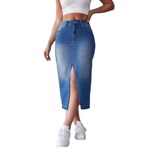 Jupe mi-longue en jean bleu clair tendance avec fente avant et design trapèze chic