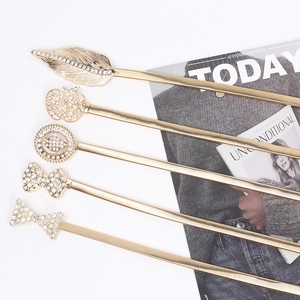 Vue détaillée de cinq chaînes de taille élastiques dorées avec boucles en métal à strass