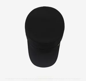 Vue de dessus d'une casquette militaire noire en coton avec surpiqûres détaillées