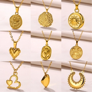 Collier Pendentif Acier Inoxydable Plaque Or 18K Cœur Rose Motif Céleste Bijoux De Mode Style Vintage Pour Femmes