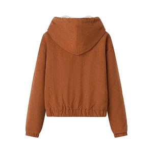 Rückansicht der braunen Cordjacke mit Kapuze, elastischen Bündchen und Saum