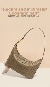 Dettaglio della borsa a spalla in pelle intrecciata kaki con elegante fibbia a nodo dorato
