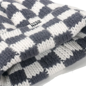 Nahaufnahme der grau-weißen Strickmütze mit Karomuster und gewebtem Markenetikett