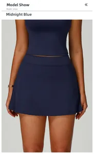 Détail de la jupe de sport bleu minuit à taille haute avec poche et texture mate