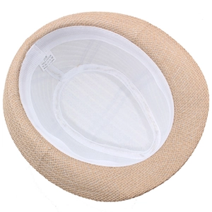 Dettaglio dell'interno del cappello di paglia con etichetta materiale 100% carta