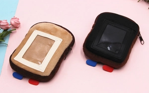 Détail de porte-monnaie toast en peluche avec tissu doux et fente de carte claire