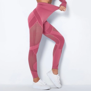 Detail der nahtlosen High-Waist-Yogahose in Rosa mit atmungsaktiven Mesh-Hohlmustern