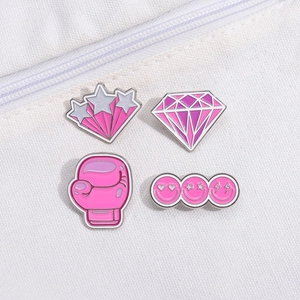 Set de pines de esmalte rosa con diamante y estrella en bolso de lona blanca