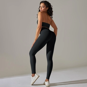 Details des schwarzen nahtlosen Ripp-Yoga-Sets mit rückenfreiem Top und High-Waist-Leggings