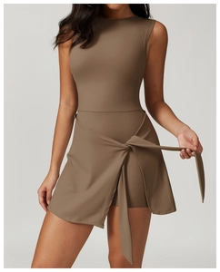 Détail de la taille croisée à nouer et tissu en maille premium sur la robe de sport