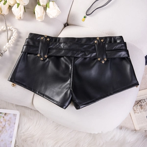 Flachbild von schwarzen PU-Leder-Hotpants mit Goldnieten und Perlen-Accessoires-Dekor