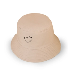 Détail du motif cœur papillon imprimé sur un chapeau bob en toile de coton beige