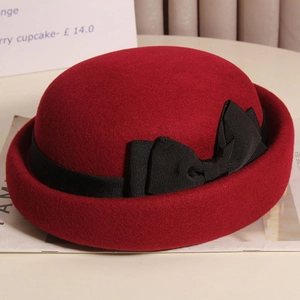 Dettaglio cappello cloche in lana bordeaux con nastro in gros-grain e fiocco elegante