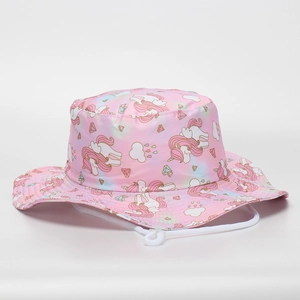 Détail d'un chapeau bob pour enfants rose avec motifs mignons de licorne et nuages