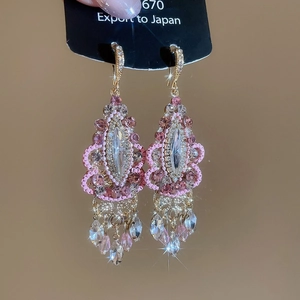 Roze kralen franje oorbellen met kristallen en strassteentjes in barok vintage stijl