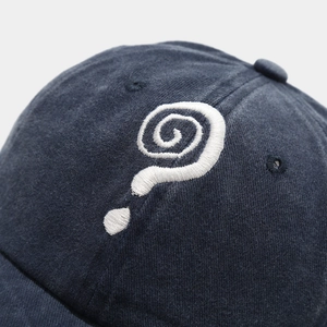 Dettaglio ricamo bianco 3D su cappellino da baseball vintage in cotone lavato blu scuro