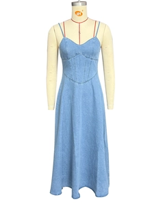 Dettaglio dell'abito lungo in denim con scollo a V, cuciture a corsetto e fondo svasato