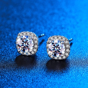 Macro di orecchini a lobo halo in argento con pietra centrale su sfondo blu