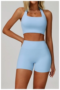 Vue détaillée du soutien-gorge de sport dos nu bleu clair et du short taille haute