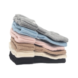 Empilement de bonnets tricotés pour femmes en six couleurs avec revers côtelés et texture
