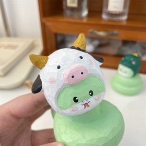 Figurine style bois vert portant un costume de vache, décoration de bureau créative