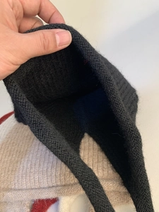 Dettaglio del cappello in maglia misto lana con spessa trama termica e morbido peluche