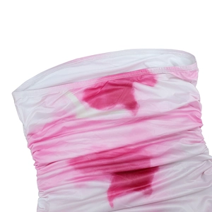 Détail du tissu à imprimé floral rose avec volants élastiques et couture premium