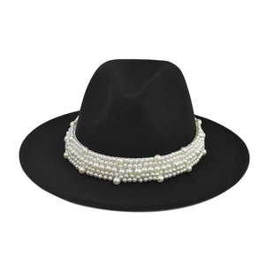 Detalle de un sombrero fedora de lana negra con una lujosa banda de perlas de varias filas