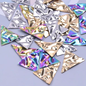 Vue détaillée de breloques triangles martelées en or, argent et placage arc-en-ciel